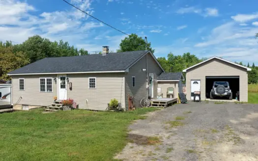 Cozy Ranch Style Home – Chester, Maine