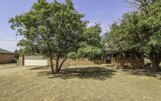 Country Style Home with Barn on 1.15+/- Acres in SHALLOWATER, TX!