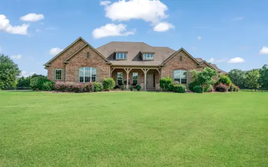 Luxury Country Estate on 26.78± Acres with Equestrian Amenities