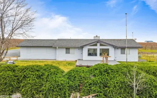 Updated Country Home on 5 Irrigated Acres in Zillah, WA