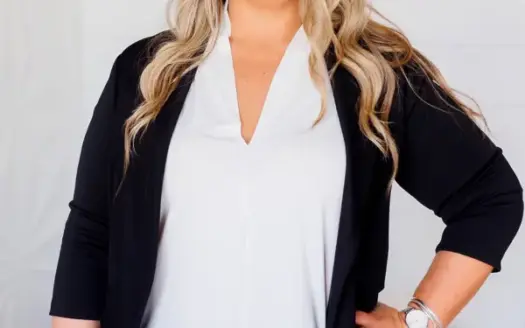 agent profile picture for Amanda Richardson on country homes website