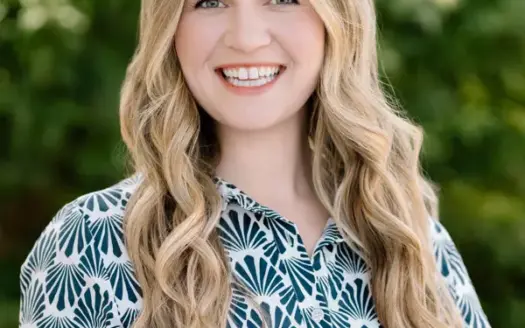 agent profile picture for Courtney Bloom on country homes website