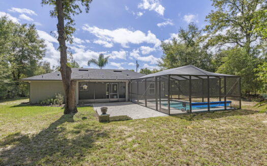 Minutes away from down town Dunnellon Fl