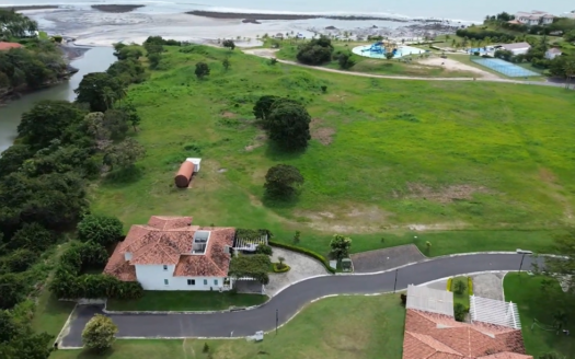 Fire Sale! Stunning 3-Bedroom Duplex in Casamar, San Carlos