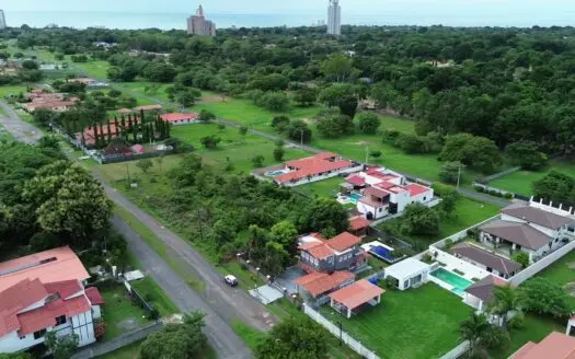 House in Coronado with a Pool and 1000m2 land close to the beach