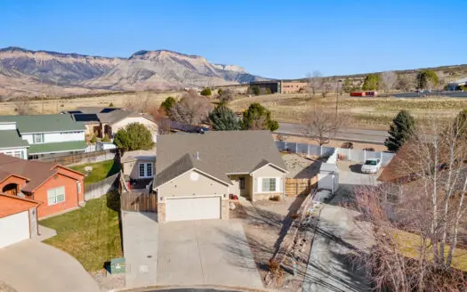 Discover Comfort & Convenience in beautiful Battlement Mesa CO!