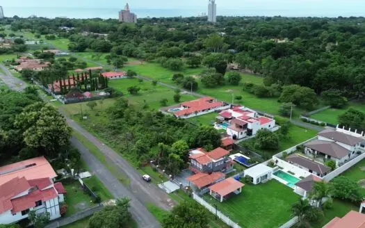 House in Coronado with a Pool and 1000m2 land close to the beach