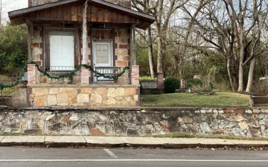 Small Bungalow in Walking Distance to White River!