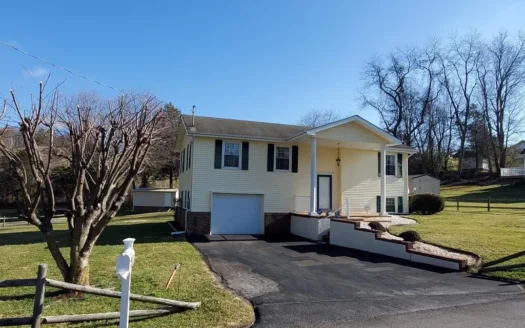Lovely Split Level Home for Sale in Lebanon Va