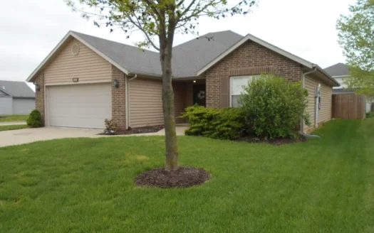 Home in Town for Sale in Columbia, Mo, Great Location