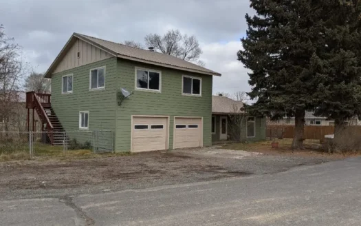 Home with Shop Located at the Edge Of Hines!