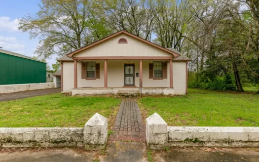 Trenton, Tennessee, 3 Bedroom 2 Bathroom Brick Home in Town