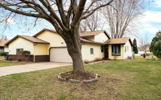 Wonderful 2 Bed, 1.5 Bath Twin Home Located in Great Lacross