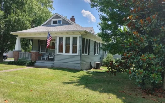 For Sale: cute 3 Bedroom 1 Bath Bungalow on Large City Lot