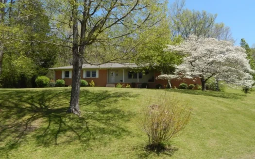 Waynesboro, Tn Home on 1 Acre, 3 Bed 2 Bath with Water View!