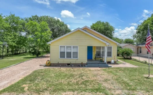 Home for Sale in Texas Close to Waco Large Yard