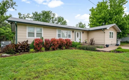 Home for Sale in Locust Grove, Oklahoma