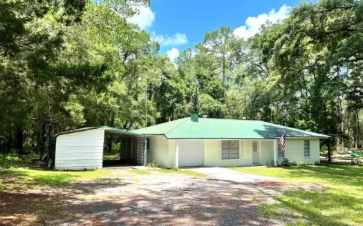 Country Home in the Heart Of Bronson Florida!