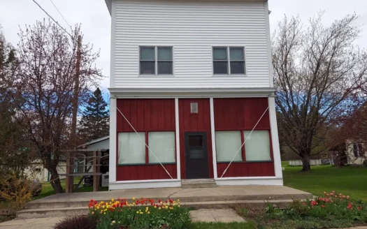 Unique Northern Minnesota 2 Story Building Large Garden Area