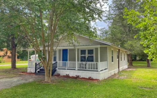 Country Home in the Heart Of Town!