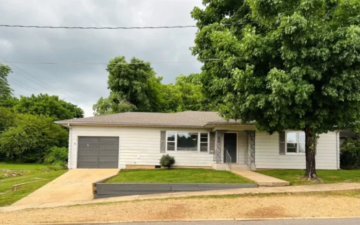 Cute 4 Bedroom 2 Bath Home in Doniphan City Limits