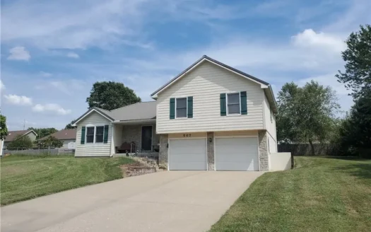 3 Bedroom, 3 Bath Home in a Quiet Neighborhood, Gower, Mo