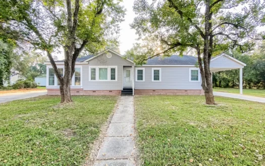 3 Bed / 2 Bath Home for Sale in Town Geneva on Large Lot