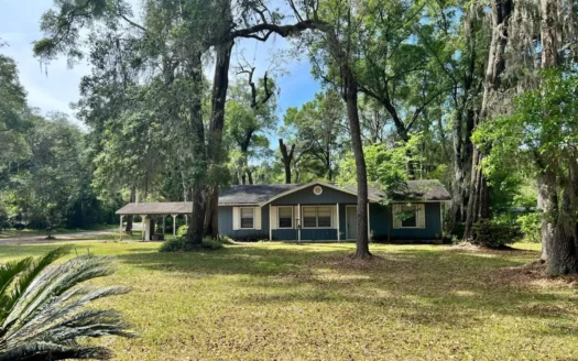 Country Home in the Heart Of Town!