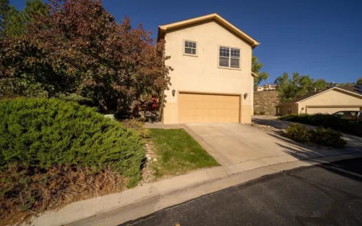 Perfectly Located Townhome in the Ridges!