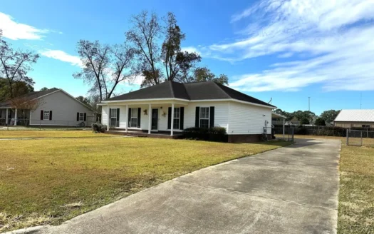 Home for Sale in Town Of Hartford, Alabama
