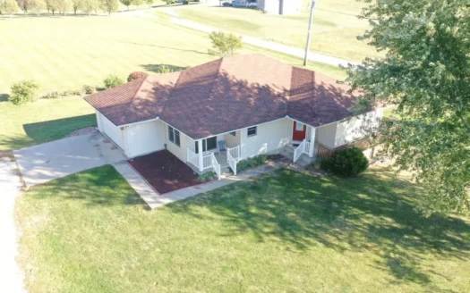 Home on the Edge Of Town with Country Views in Mount Ayr Ia