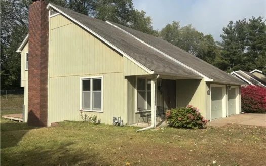 Beautiful 3-Bed Home with Spacious Layout & Entertaining Deck