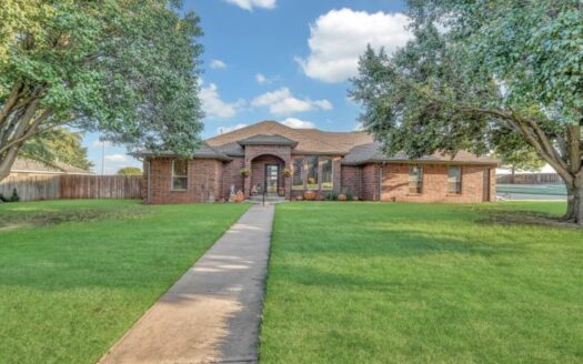 Rolling Hills Home in Clinton, Ok for sale!!
