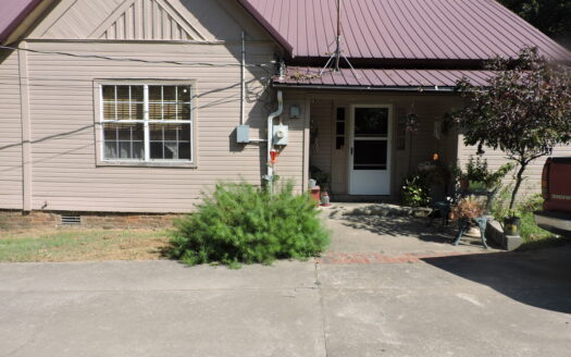 For Sale – Cozy 2 Bedroom Home In Town!