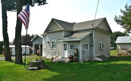 Cozy home, huge shop, & a little land for sale in Diamond WA!