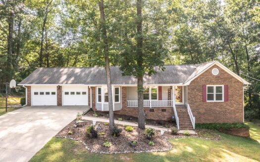 Beautiful split level home in North Oaks subdivision in Jville AL