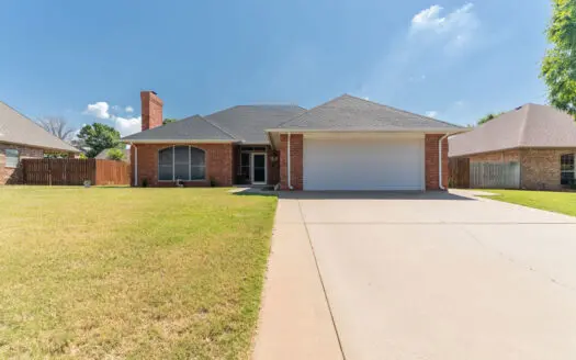 3 Bedroom, 2 Bathroom Home for Sale in Clinton, Oklahoma