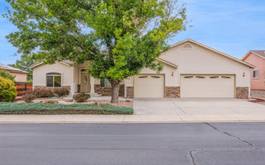Grand Junction Redlands Home: 3 Bed Single Level 3-Car Garage