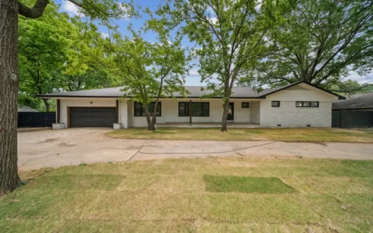 Pryor, Oklahoma Home in Town For Sale