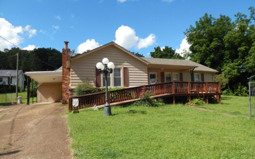 Charming 3-Bed, 2-Bath Home on 0.4 Acres – Waynesboro, TN