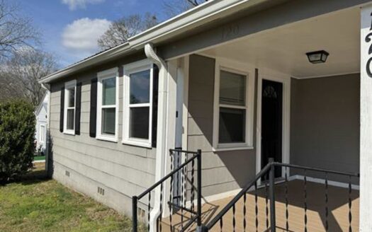 Cute house near nowtown Talladega.