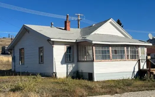 Fixer-Upper with Historic charm and big Potential