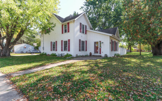 Home in the City of Waupaca For Sale