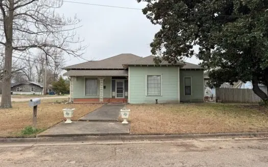 3/2/2 Fixer Upper In Town – Wood County Winnsboro, Texas