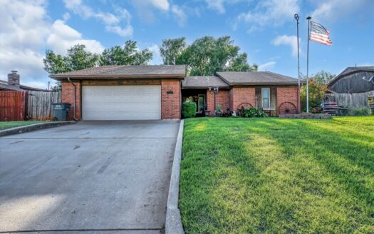 Clinton, OK Home for Sale, 3 beds, 2 baths, 1,524 sq. ft.