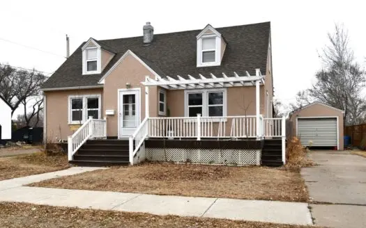 4 Bedroom 2 Full Bath, Additional Kitchen Downstairs