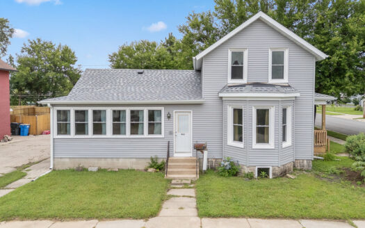 Charming Corner-Lot Home Portage WI