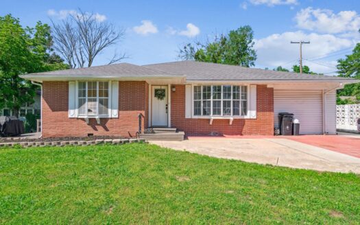 Pryor, Oklahoma Home in Town For Sale