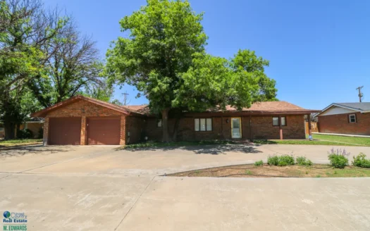 Super SPACIOUS Home in Earth TX! Look at this BACKYARD!