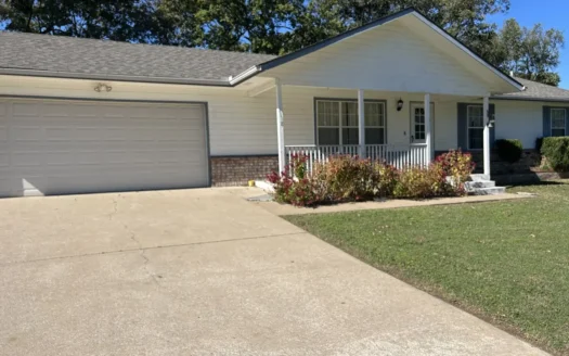 Home in Grove, 3 Bed, 2 Bath Great Location Close to Grand Lake